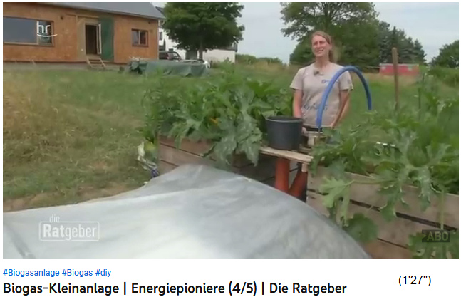 Katrin P�tz con
                    residuos org�nicos delante de la unidad de
                    producci�n