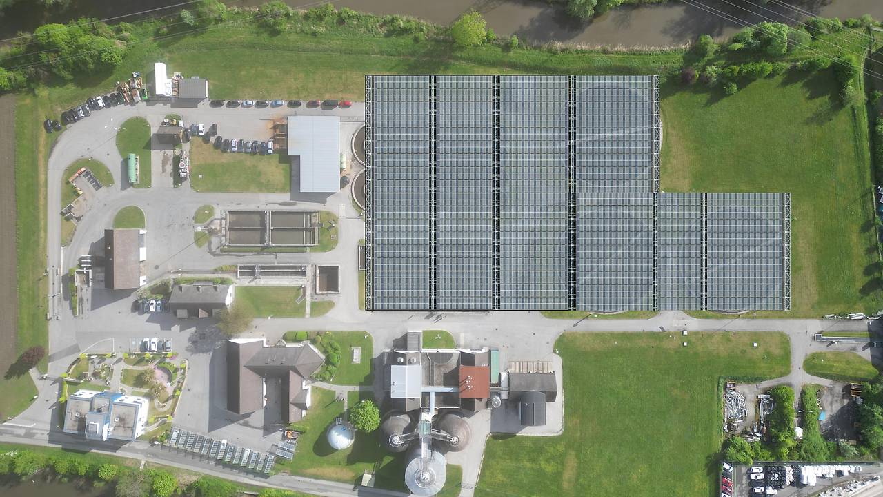 GRAZ (Österreich) am 27.4.2024: Faltbares
Solardach ist auch vor Hagel geschützt, Sicht von
oben GRAZ (Österreich) am 27.4.2024:
Faltbares Solardach ist auch vor Hagel geschützt,
Sicht von oben