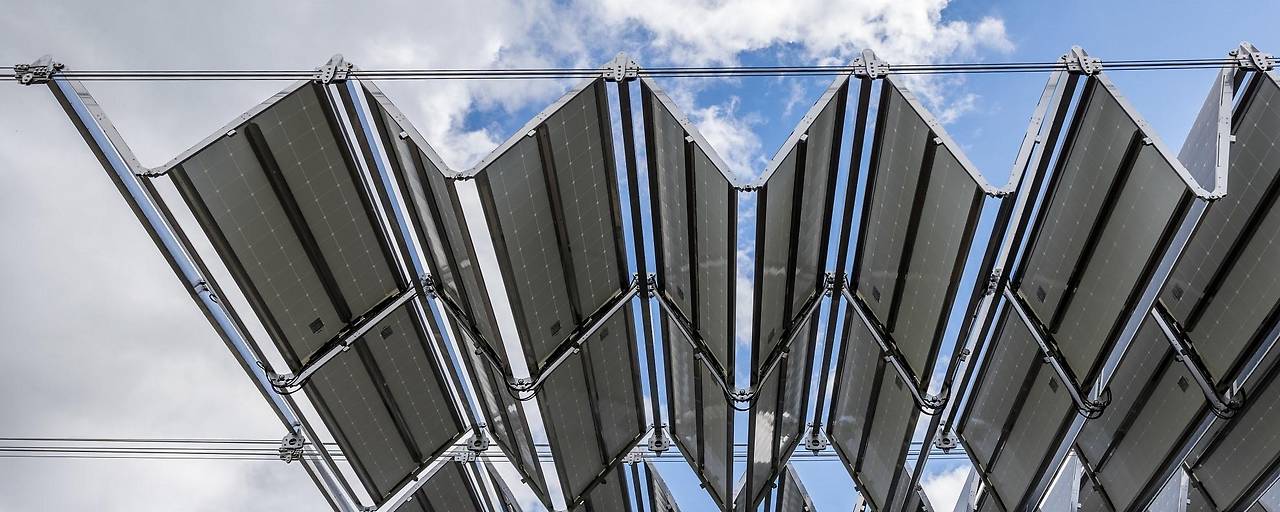 GRAZ (Austria) el 27 de abril de 2024: El
                      tejado solar plegable tambi�n est� protegido
                      contra el granizo y nieve, vista desde abajo