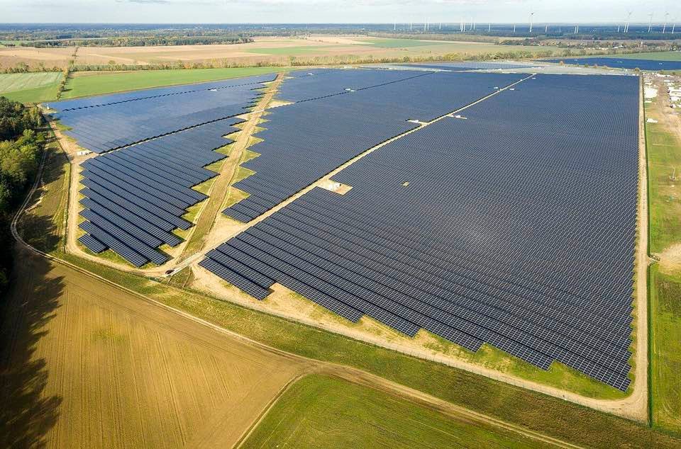 Solarpark in Werneuchen (Brandenburg) am
30.11.2024: wird am Boden bis 80ºC heiss+ist
Todesfalle für Vögel und Insekten Solarpark
in Werneuchen (Brandenburg) am 30.11.2024: wird am
Boden bis 80ºC heiss+ist Todesfalle für Vögel und
Insekten