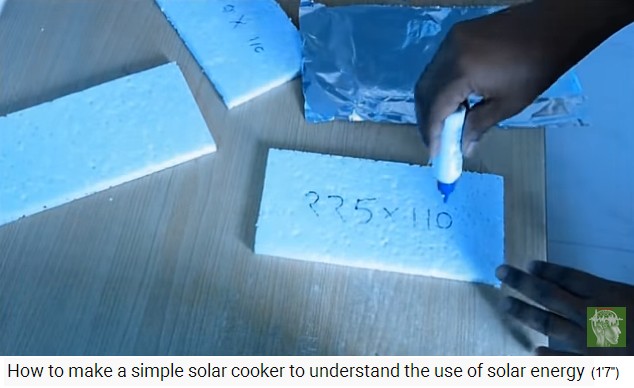 Las partes laterales de la
                  espuma de poliestireno se cubren con pegamento y se
                  pegan con papel de aluminio 01