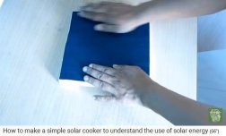 El papel negro se pega al piso de
                  espuma de poliestireno