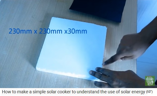 Corta una espuma de poliestireno para el piso