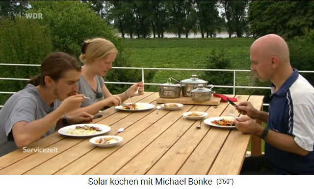 Gran cena
                  con platos cocinados en ollas de acero inoxidable en
                  una caja de cocina