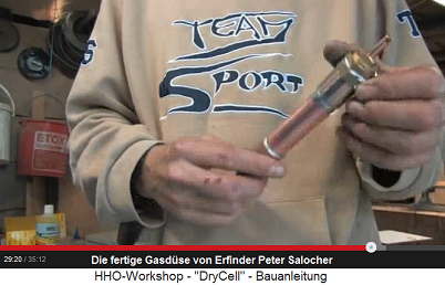 Erfinder Peter Salocher zeigt seine
                          Gasdüse