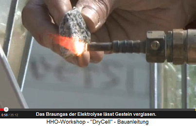 Das Braungas ist so heiss, dass der
                            Stein an der angebrannten Stelle verglast
