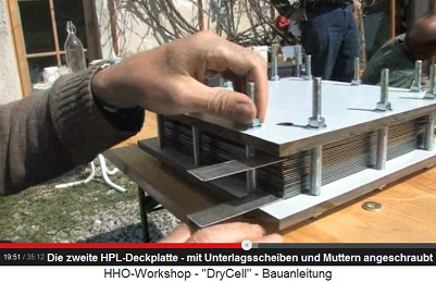 Die zweite Deckplatte wird mit
                            Unterlagsscheiben und Muttern angeschraubt