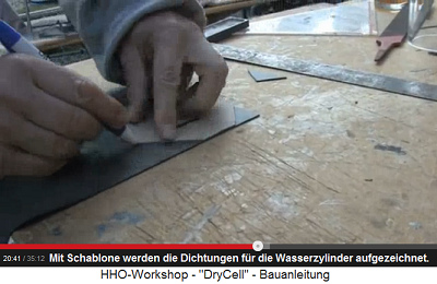 Es werden Teichfoliendichtungen f�r die
                            Wasserzylinder zugeschnitten 04 - Zeichnen
                            mit Schablone