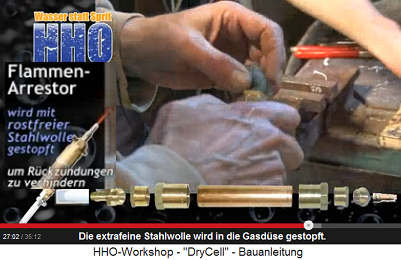 Die extrafeine
Stahlwolle wird in die Gasdüse gestopft Die extrafeine Stahlwolle wird in die
Gasdüse gestopft