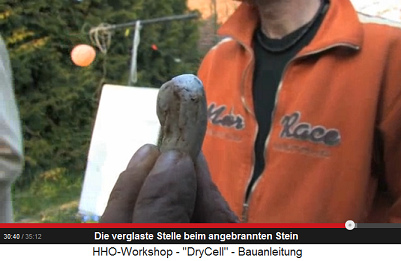 Die
verglaste Stelle des angebrannten Steins wird
wieder herumgezeigt Die verglaste Stelle des angebrannten
Steins wird wieder herumgezeigt