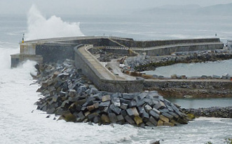 Das vollendete
                                        Wellenkraftwerk von Mutriku
                                        (Motrico) mit der Turbinenhalle,
                                        im Schutzdeich integriert, Sicht
                                        vom Ufer aus