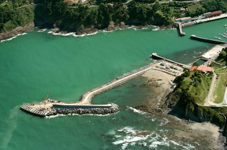 Der Bau
                        des Wellenkraftwerks von Mutriku, Sicht auf die
                        vollendeten Wellen-Luftdruckkammern,
                        Luftaufnahme 02