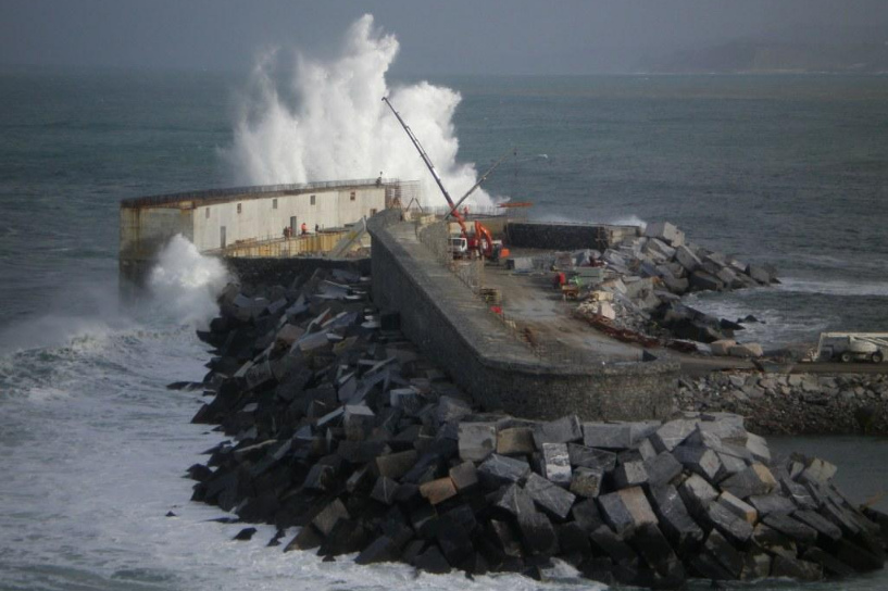 Mutriku: Das Wellenkraftwerk wird mit dem
                        Deich verbunden