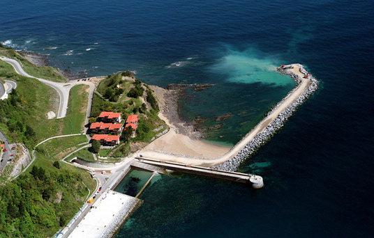 Construction of the access dike to the
                        position of the protection dike