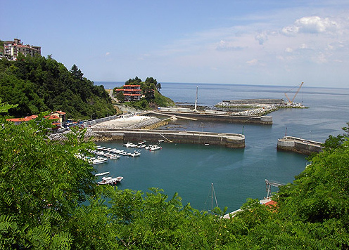 Protection dike with wave power plant under
                        construction 01