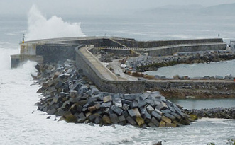 The
                        completed wave power plant of Mutriku (Motrico)
                        with the turbine hall, integrated in the
                        protective dike, view from the shore