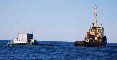 Dexa Wave wird bei Malta vom
                                  Fischkutter gezogen, 2011