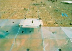 Der W�rmespeicher wird mit Plastikmembran
                  abgedeckt (schwarze Folien bringen eine
                  Temperaturerh�hung von 7�C und 30% mehr Energie!)