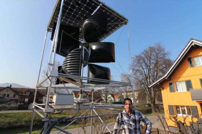 Wind-Kleinkraftwerk mit
                                  Windlöffeln "Aroto" mit
                                  Solaranlage oben drauf
