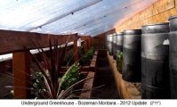 Walipini
                                  05: Grubengew�chshaus in Bozeman im
                                  Bundesstaat Montana (Kanada) mit
                                  Kaltluftgraben, aufrechtes Bedienen
                                  der Pflanzen, und Wasserf�sser an der
                                  R�ckwand speichern die W�rme am Tag
                                  und geben die W�rme in der Nacht
                                  wieder ab