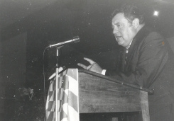 Der ewige, cholerische Polterer
                          Franz-Joseph Strauss redet gleich mit 2
                          ausgestreckten Zeigefingern... der Verdacht
                          eines Amalgamschadens durch den ewigen
                          Quecksilberdampf erscheint nicht
                          unbegrndet...