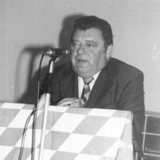 Der ewige, cholerische Polterer
                          Franz-Strauss mit seiner Kritikunfhigkeit und
                          Intoleranz knnte vielleicht auch unter dem
                          ewigen Quecksilberdampf gelitten und einen
                          grossen Amalgamschaden und Nervenschaden
                          erlitten haben, aber von diesem Nervenschaden
                          hat ihm keiner etwas gesagt...