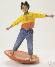 Ein Kind auf einer Wippe.
                            Solche Gleichgewichtsbungen sind nicht mehr
                            mglich, wenn die Bewegungskoordination
                            durch organische Quecksilberverbindungen
                            chronisch gestrt ist...