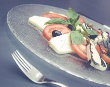 Ensalada de tomate con mozzarella, aceitunas
              y or�gano