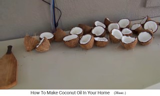 Nun liegen 24 halbe Kokosschalen mit dem geffneten Fruchtfleisch da