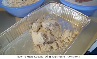 Die gewaschenen Kokosraspeln werden in einer Schale deponiert