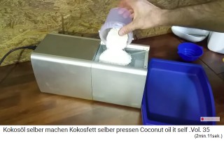 Die Kokosraspeln werden in die �lm�hle gef�llt