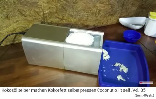 Aus der
                    �lm�hle tritt der Trester aus, mit dem man Kokosmehl
                    herstellen kann