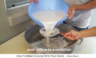 Und die
                    Kokosmilch wird gesiebt