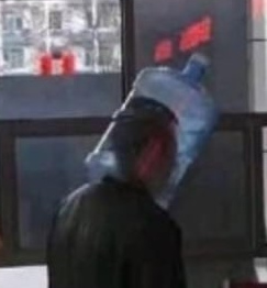 Maskenvariation in China:
                      Wasserflasche �ber dem Kopf