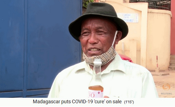 Patient in Madagaskar in Antananarivo
                            trinkt das Heilmittel mit Artemisia annua