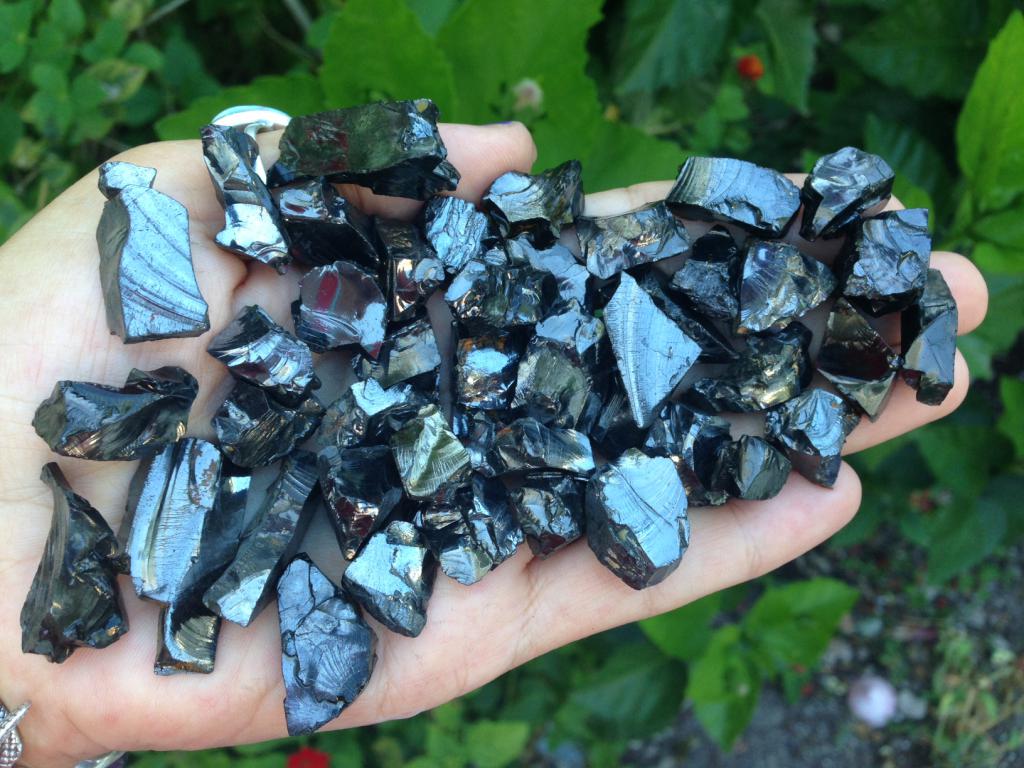 Edelshungit glitzert