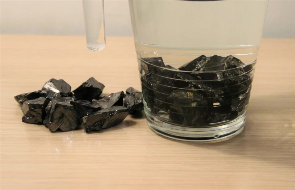 Shungitwasser mit glitzerndem Edelshungit