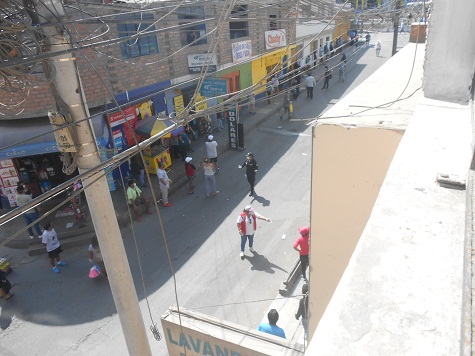 Terror von Vizcarra+Martos:
                              Warteschlangen in einer Nebenstrasse der
                              Avenida Tupac in Comas 02, April 2020