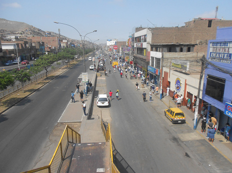 Peru: Terror der Regierung
                                    Vizcarra+Martos: Warteschlangen vor
                                    Banken an der Avenida Tupac in Comas
                                    bis zu 3 Stunden, April 2020