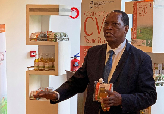 Madagaskar 8.5.2020: Der Aussenminister von
                  Tansania Kabudi h�lt das Heilmittel gegen Covid-19 in
                  der Hand, das Artemisia annua beinhaltet