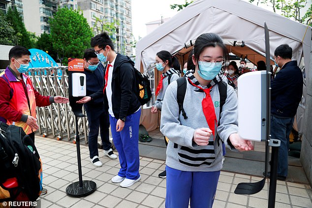 7. Die Schulen in
                          Shanghai installierten Screening-Einrichtungen
                          mit ultraroten Thermometern am Tor, um die
                          Temperaturen der Schüler zu überwachen, wenn
                          sich mehr als 100 Personen auf dem Campus
                          befinden - StudentInnen mit Maske und
                          Desinfektionsmittel