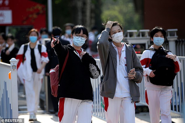 9. Behörden aus mehreren Grossstädten -
                          darunter Tianjin und Shanghai - haben in
                          diesem Jahr die laufenden Prüfungen für
                          Schüler abgesagt, da sie nach der Schliessung
                          der Schule Bedenken hinsichtlich der Fitness
                          der Schüler hatten. Schüler mit Gesichtsmasken
                          verlassen am 27. April eine Schule in Peking