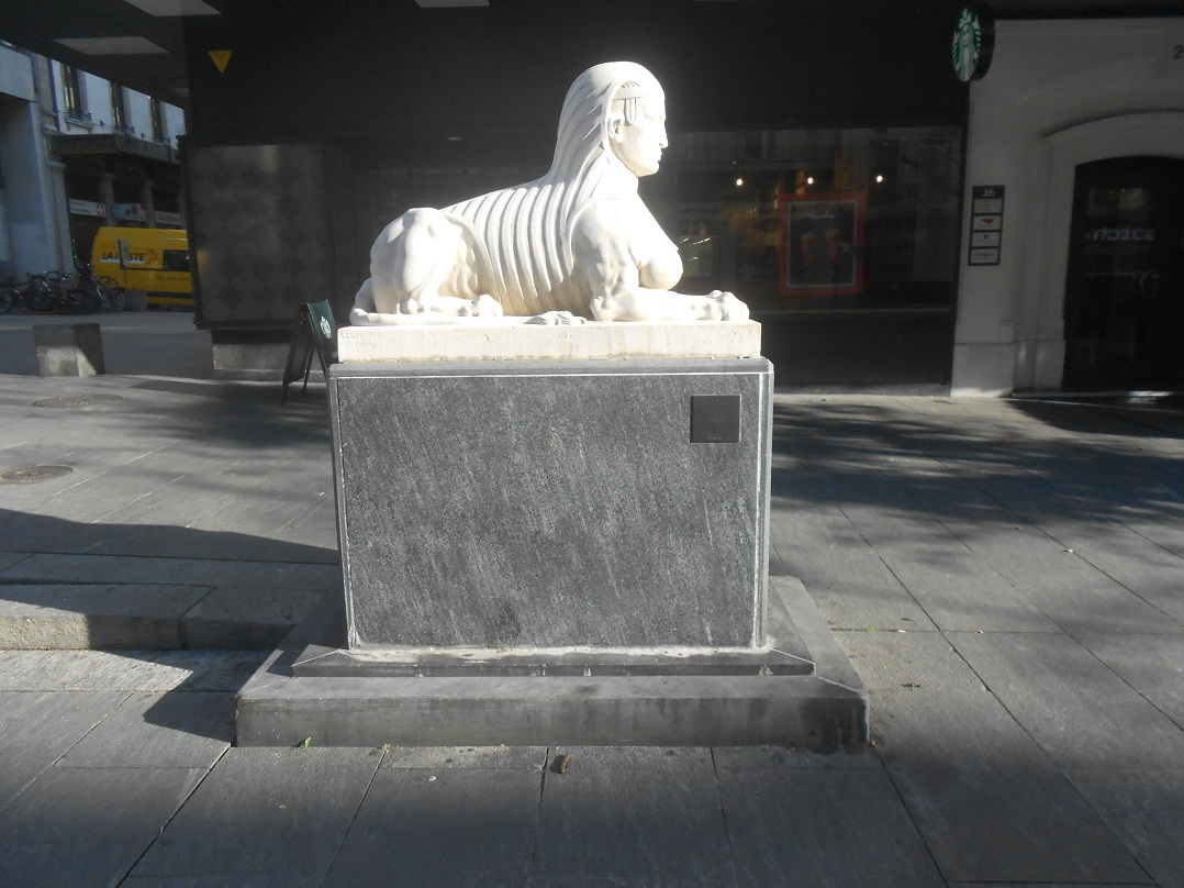 Viren werden von den kriminellen
                      Jesuiten und Illuminaten GESTREUT! Genf ist eines
                      der Entscheidungszentren mit UNO, WHO und
                      Weltbank! Hier eine der beiden Sphinx der
                      kriminellen Illuminaten beim Bahnhof in Genf,
                      12.November 2020