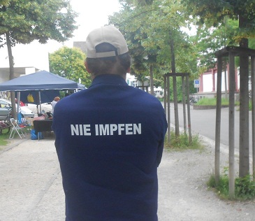 Jacke mit gedrucktem Text NIE IMPFEN
