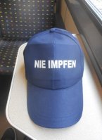 Blaue Kappe mit der
                                        Aufschrift NIE IMPFEN