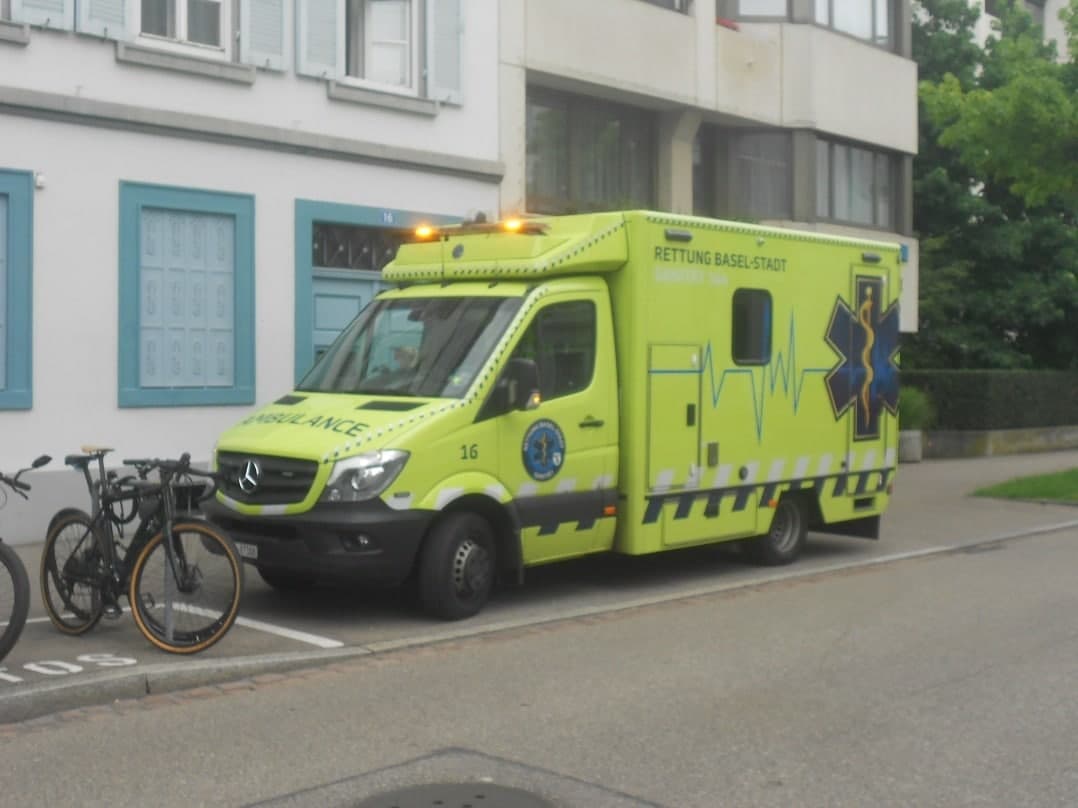Basel Krankenwagen 03 Birmannsgasse 7.8.2021