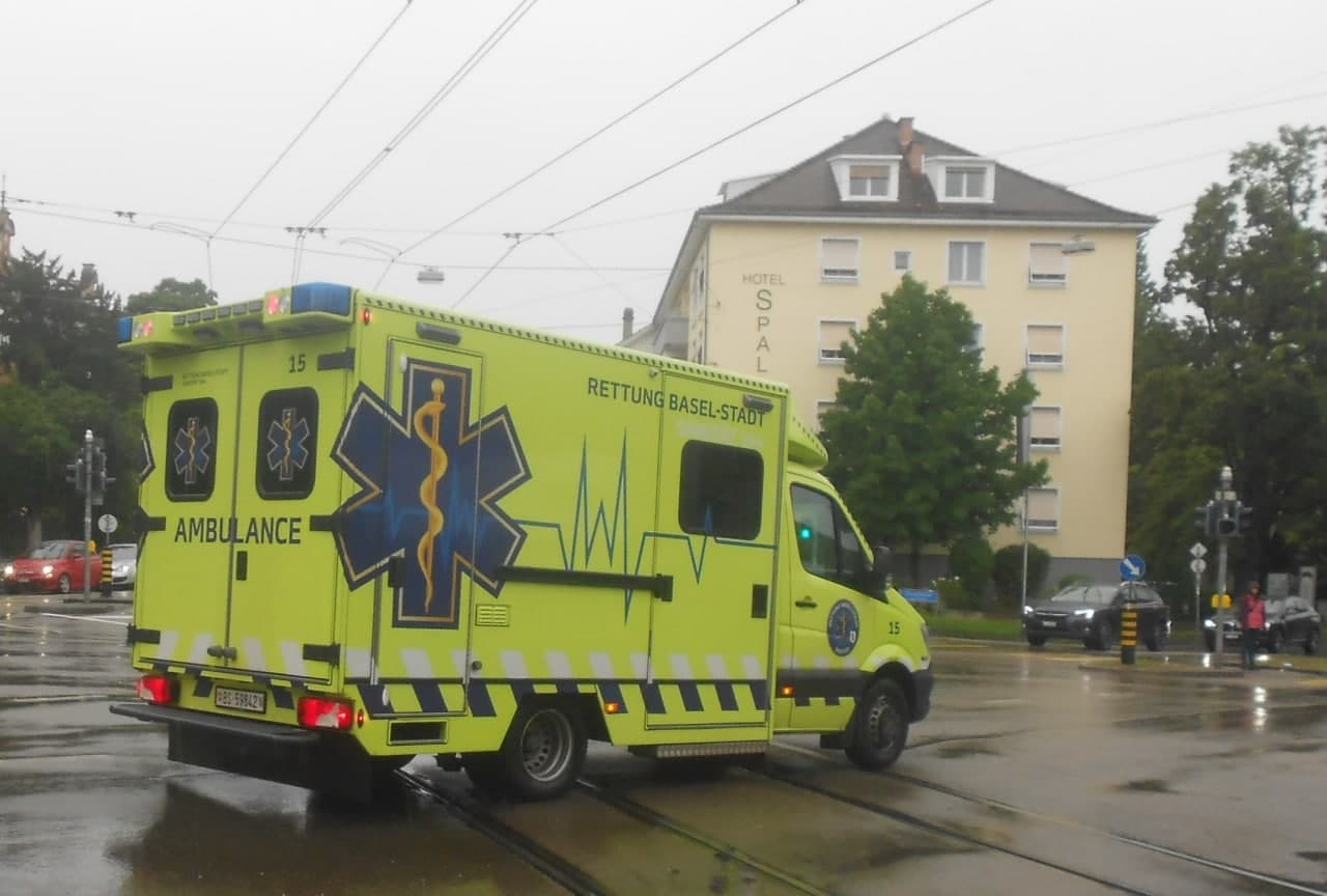 Basel Krankenwagen 04 Cityring beim
                    Spalentor 7.8.2021