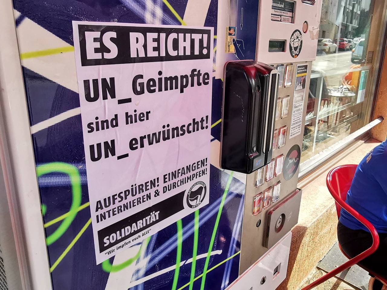 Kriminell-zionistische Antifa mit Plakaten
                      gegen UNgeimpfte in Gesch�ften