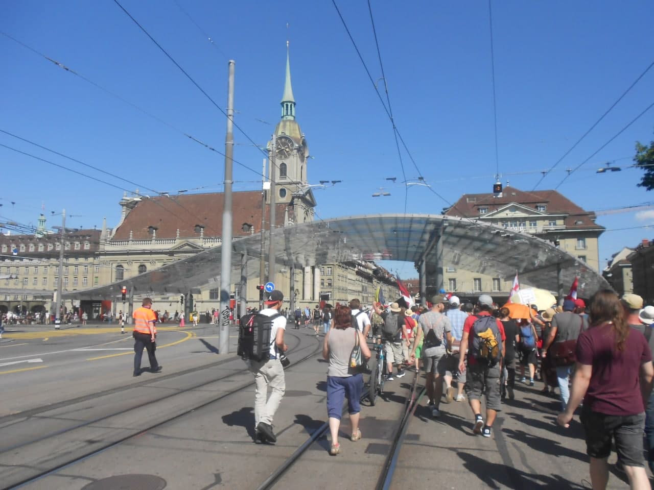 Demo gegen 3G-Diskriminierung durch
                            Unirektor Leumann in Bern 5.9.2021: Der
                            Spaziergang beim Hauptbahnhof Bern