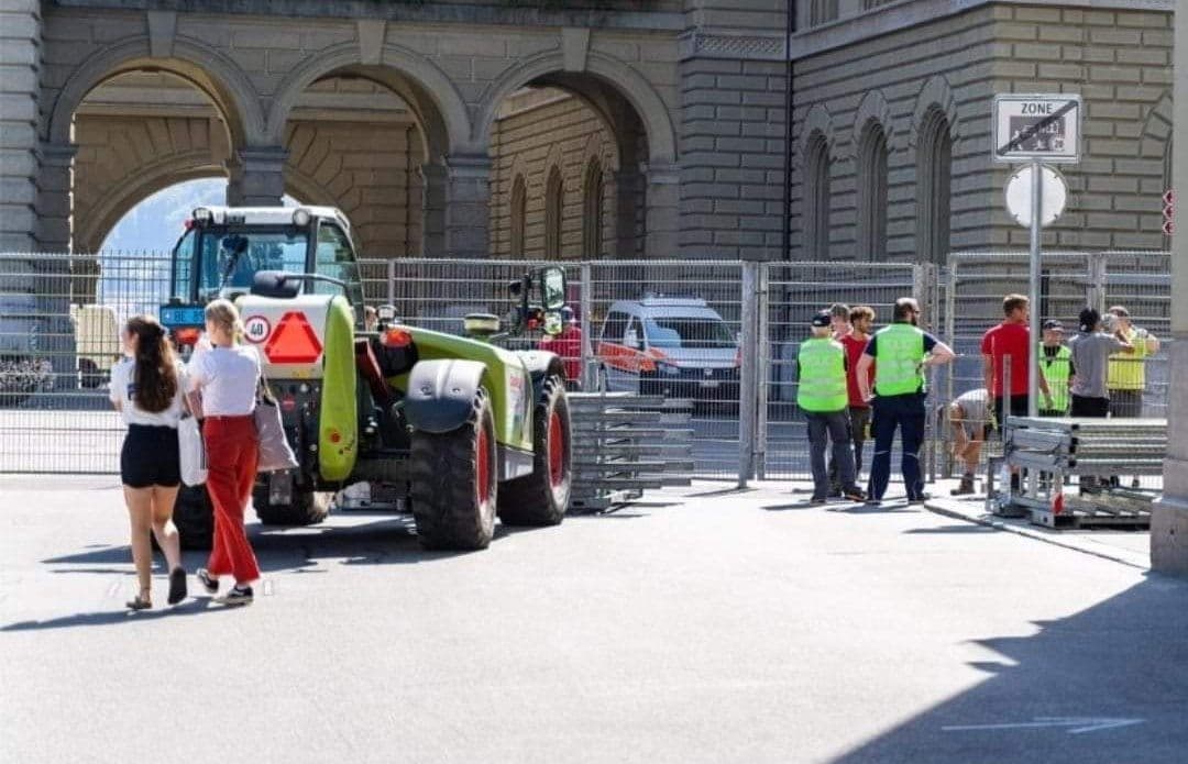 Bern 8.9.2021: Die Regierung von Bill Gates
                      l�sst den Satanistentempel Bundeshaus absperren,
                      um seine Puppen im Bundeshaus zu sch�tzen